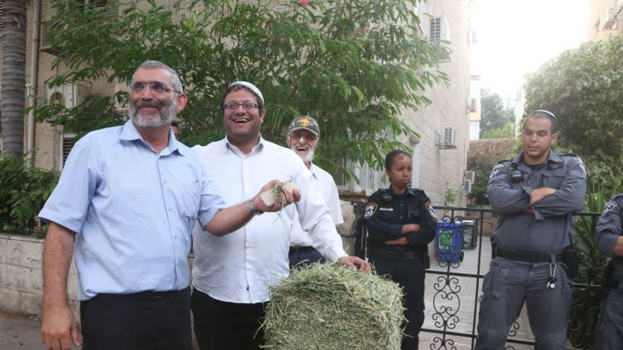 מיכאל בן ארי ואיתמר בן גביר מפגינים מול ביתו של עודד קוטלר