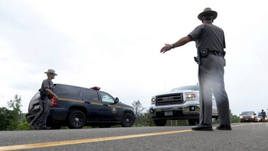 שוטרי ניו יורק מחפשים את האסירים שנמלטו