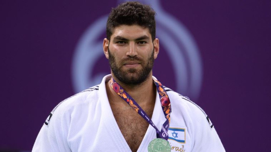 אורי ששון על הפודיום