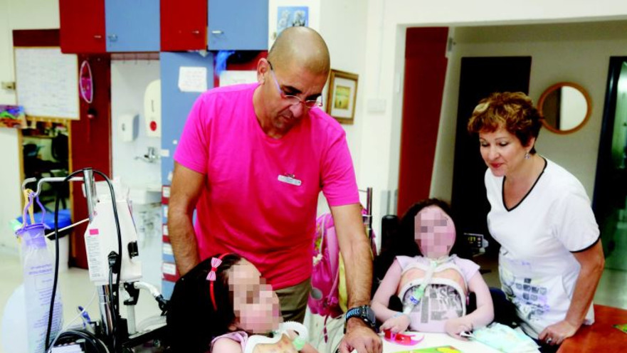 נסים אלפנדרי בבית החולים עם הילדים