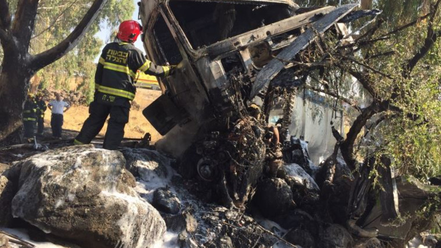 המשאית שהתהפכה ועלתה באש