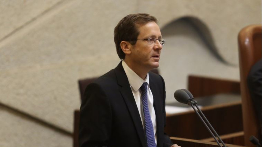 יצחק הרצוג נואם במליאה