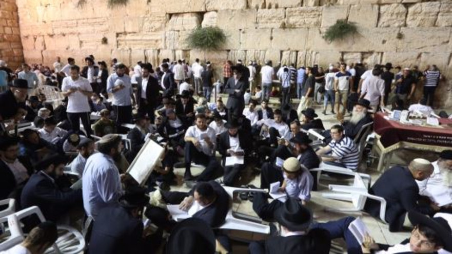 מתפללים לזכר חורבן הבית הכותל המערבי