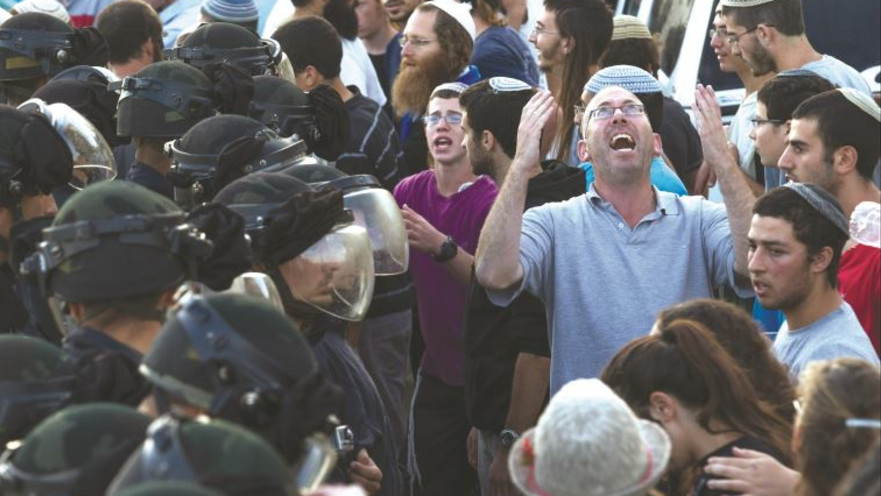 מפגינים מול שוטרים בפינוי בבית אל, צפון השומרון