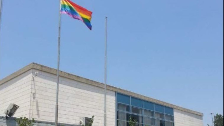 דגל הקהילה הגאה בביה"ס ליד"ה