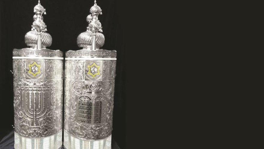 ספרי תורה באדיבות יד לבנים