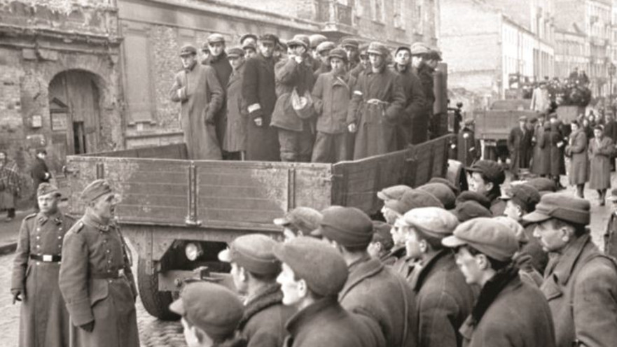 יהודים וחיילים גרמנים בגטו ורשה