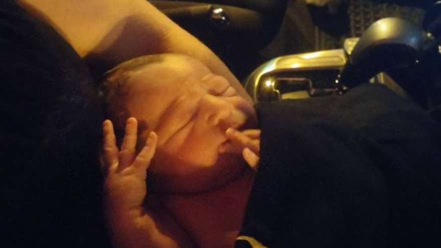 בנם של אלי ושירלי ליבוביץ לאחר הלידה במכונית