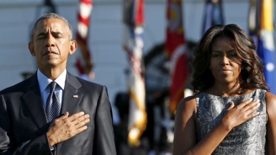 ברק ומישל אובמה בדקת דומיה לזכר קורבנות אסון התאומים