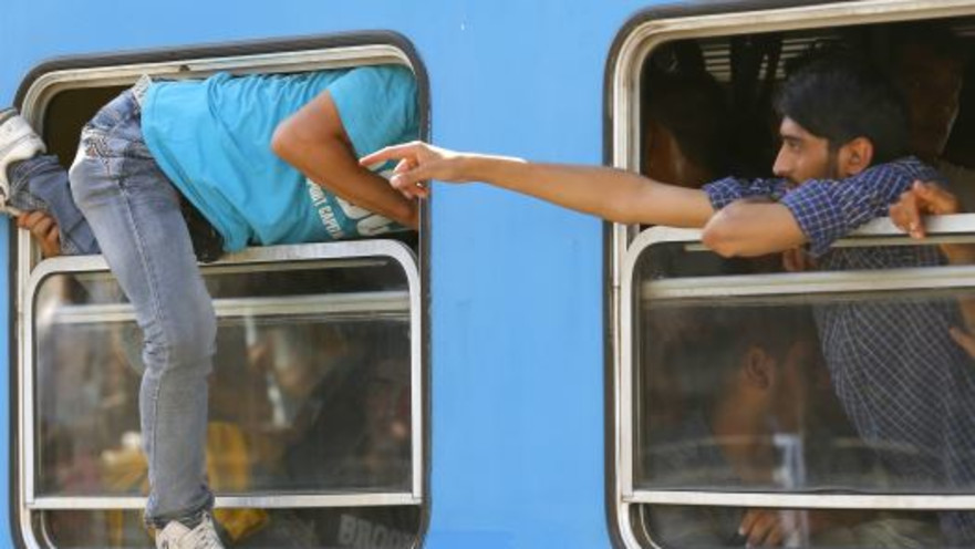 גם דרך החלון. מהגרים עולים לרכבת בקרואטיה