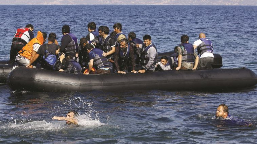 שוטרים מצילים פליטים ליד האי לסבוס ביוון