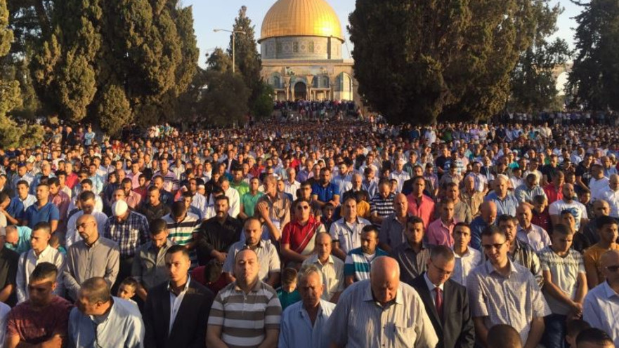 מתפללים בהר הבית בחג הקורבן