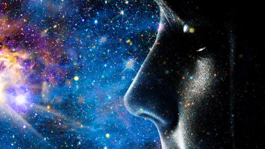 ילד מביט על היקום 