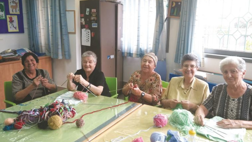 נשים סורגות למען הקהילה