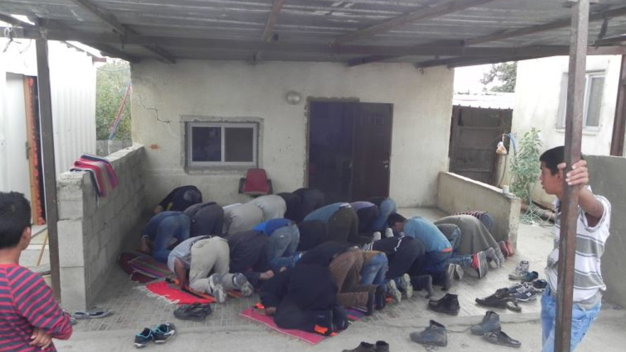 מתפללים בשבט אלעוקבי