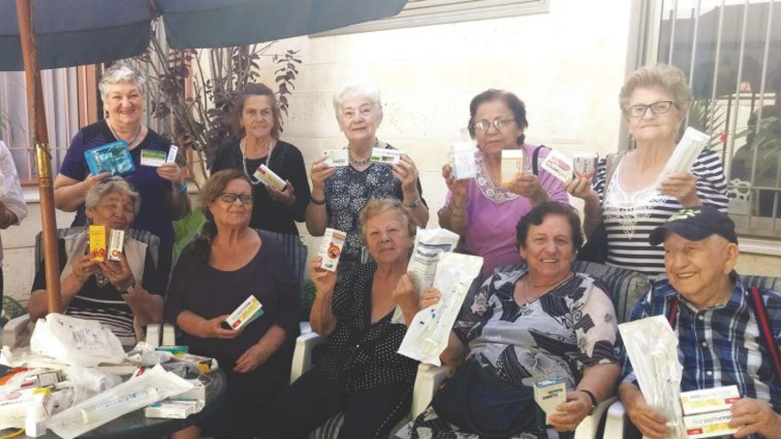 קשישים מרמלה עם תרופות שאספו