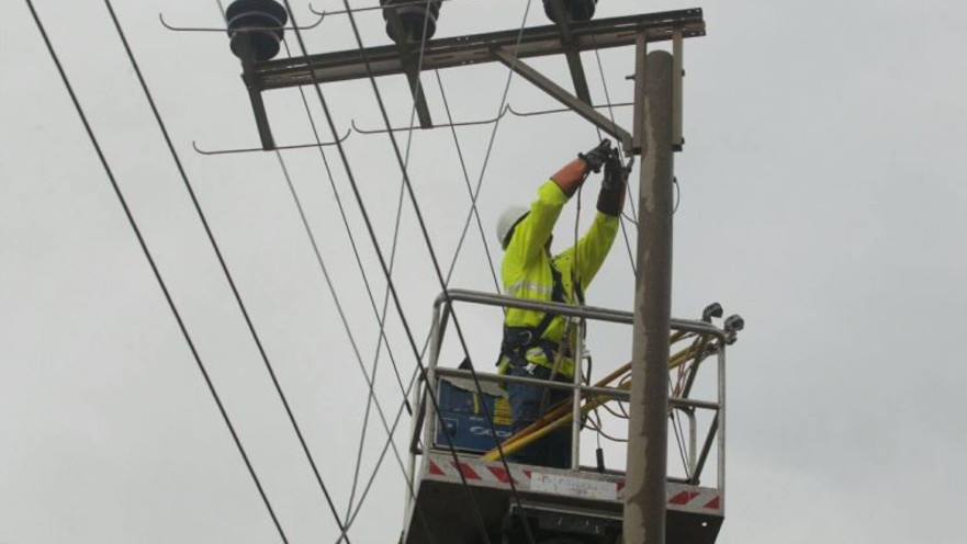 טכנאי חברת החשמל פועלים לתיקון התקלה