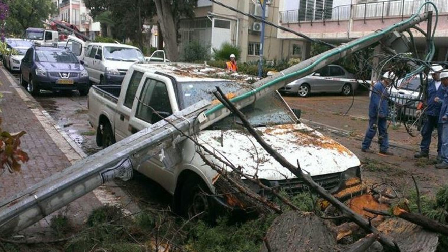עמוד חשמל שקרס על רכב בגלל פגעי הסערה
