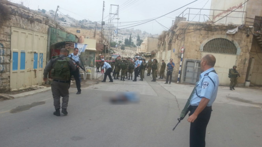 המחבל בזירת פיגוע הדקירה במערת המכפלה