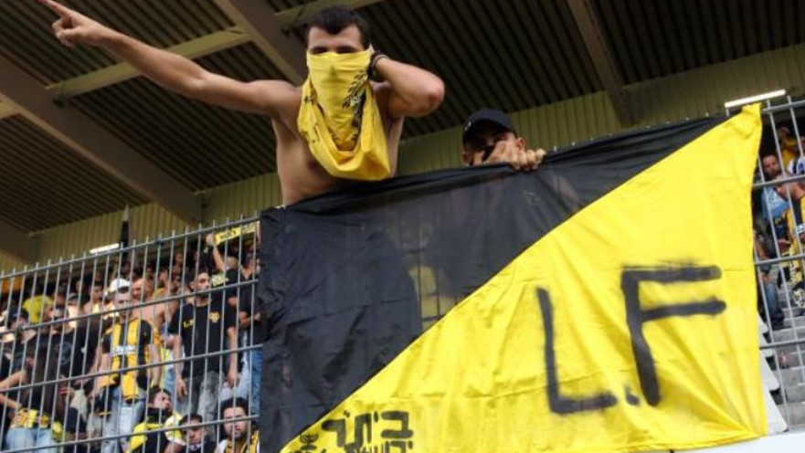 אוהדי בית"ר י-ם בשרלרואה עם דגל לה פמיליה