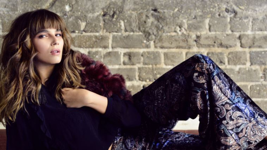 חולצה: נומרו 13 מכנסיים: זארה נעליים: ניין ווסט מעיל: H&m הפקה: משה אברמוב סטיילינג: לימור ריחנה איפור ושיער: רפאל איתי ברון צולם במסעדת לה שוק, כיכר דיזנגוף, תל אביב