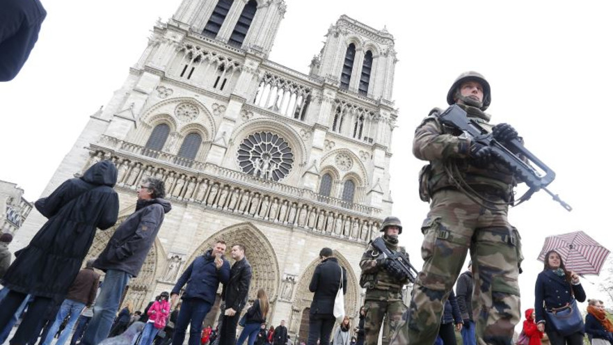 חיילים בנשק שלוף לאחר הפיגועים בפריז