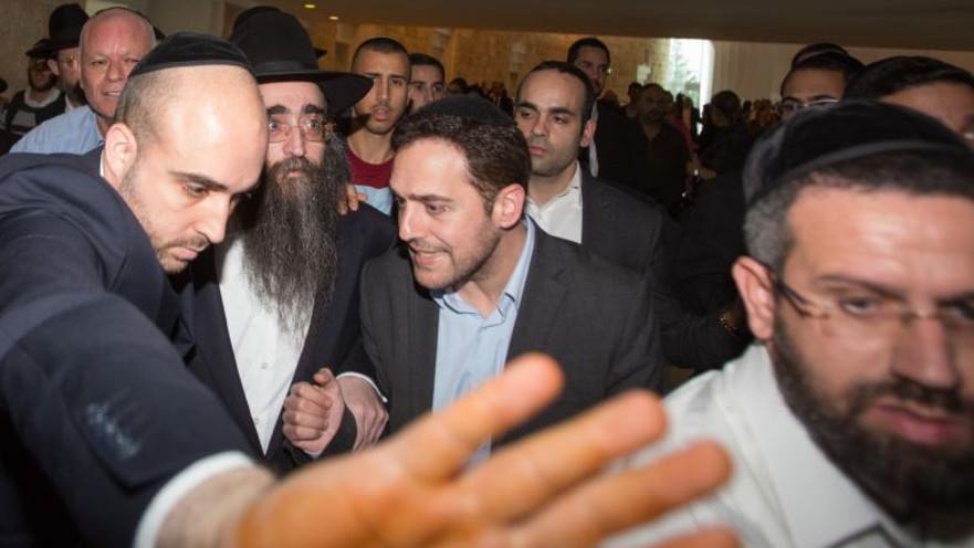 הרב יאשיהו פינטו עוזב את אולם בית המשפט