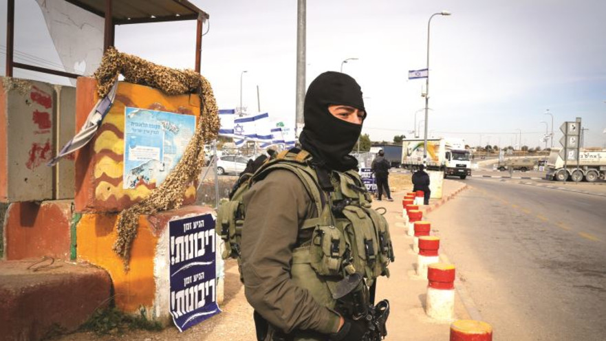 חייל בצומת גוש עציון