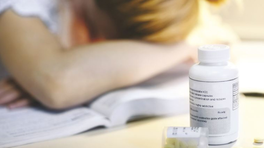 נערה בדיכאון. התוכנית פעילה ב־50 יישובים בלבד 