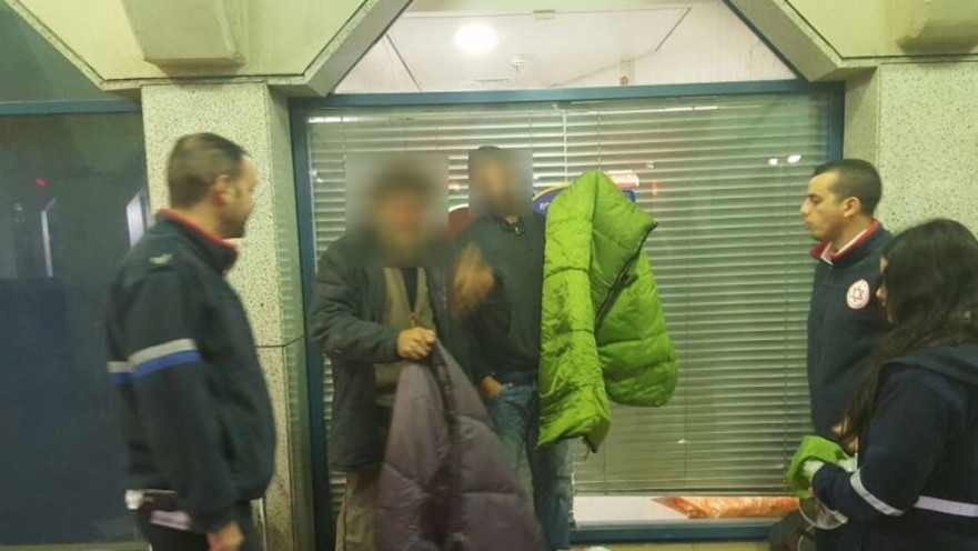 חלוקת שקי שינה לדרי רחוב ע"י מד"א