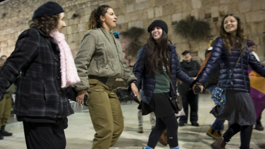 נשות הכותל מדליקות נר ראשון של חנוכה