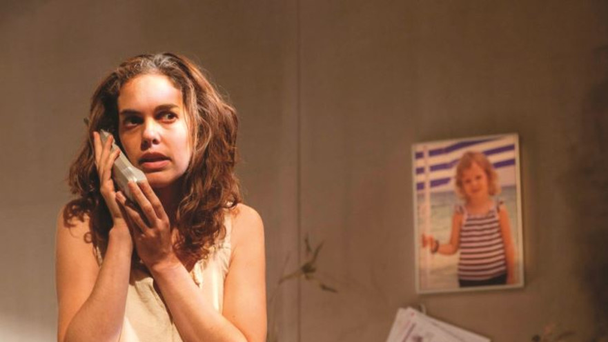 נילי רוגל בהצגה "המחיצה"