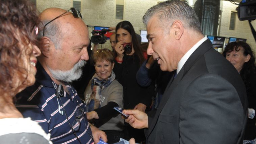 יאיר לפיד מחלק חומרי הסברה 