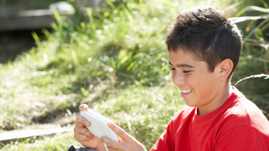 עם מי הוא מתכתב?