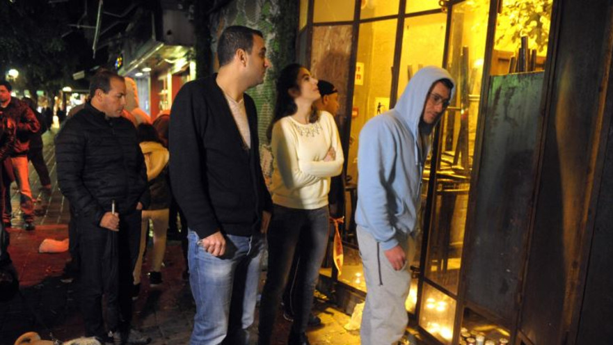 מדליקים נרות נשמה בכניסה לפאב הסימטה, זירת הפיגוע בת"א