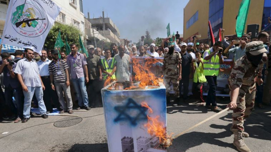 פעילי מאס שורפים דגל ישראל בחאן יונס