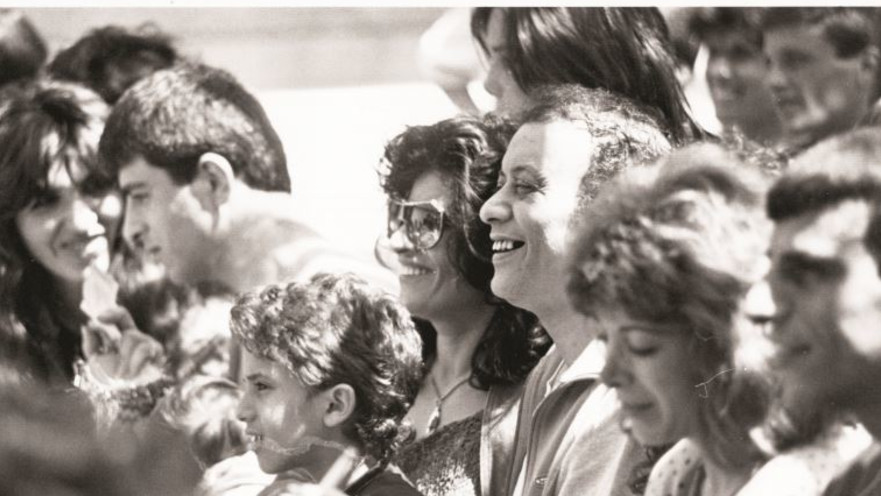 רחמים "גומדי" אהרוני עם המשפחה בעת ביקור בכלא