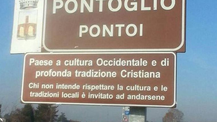 השלט בכניסה לפונטוליו