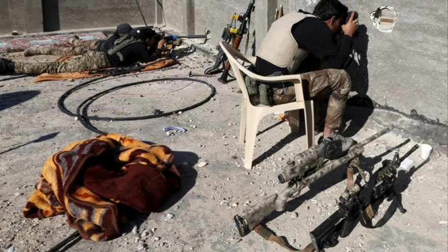 צלף ממשתמש במשקפת לחיפוש מטרות