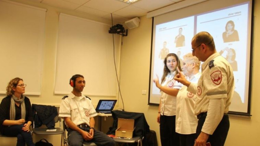 אנשי מד"א לומדים את שפת הסימנים