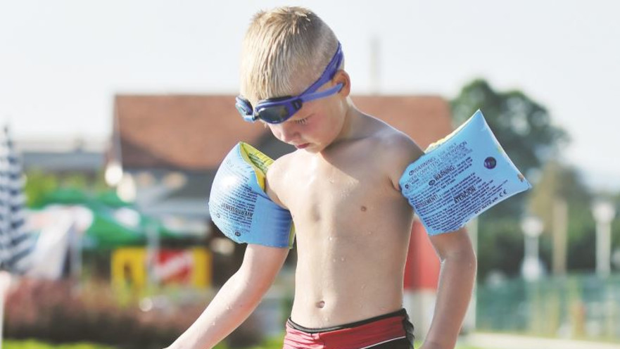 ילד בבריכה, אילוסטרציה