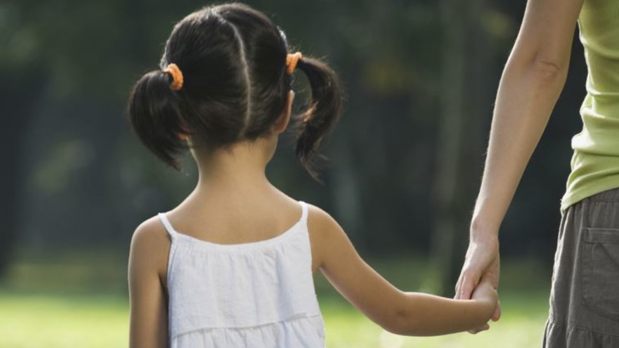 ילד עם מבוגר 