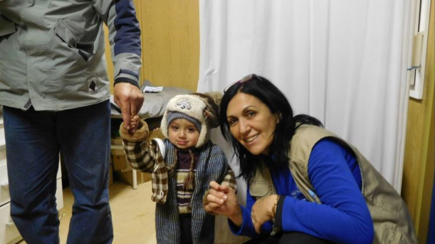 מלכה שטיין מטפלת בפליט