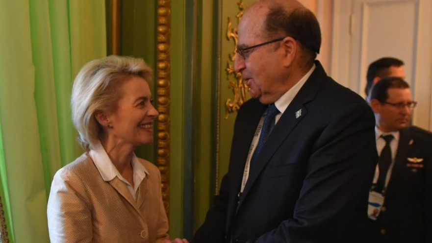 יעלון עם אורסולה ואן דר-ליין, שרת ההגנה של גרמניה