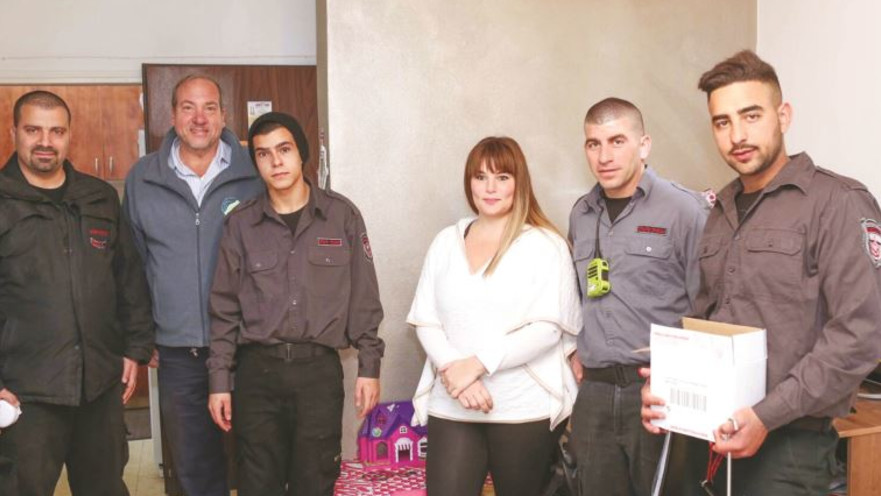 הרב אקשטיין וכבאי האש מתקינים גלאי עשן