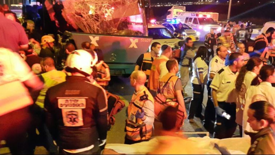 תאונת הדרכים בין האוטובוס למשאית בכביש 1