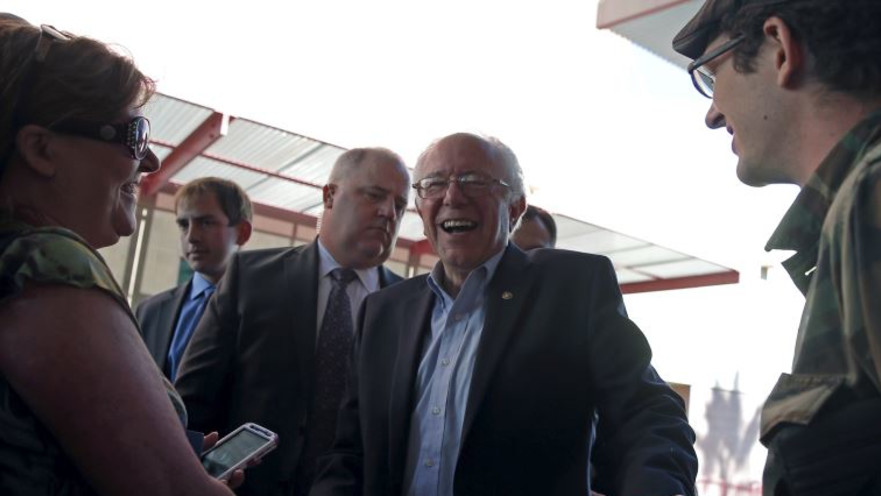 ברני סנדרס מקבל את פניהם של הבוחרים בהיאספות בלאס וגאס