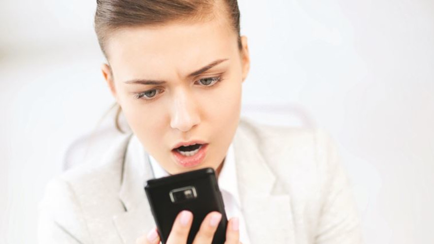 אישה קוראת הודעה בטלפון, אילוסטרציה