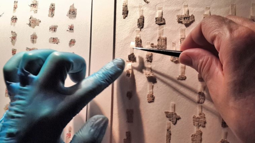 אלפי קטעי המגילות העתיקות- משולחן השימור אל השולחן הווירטואלי