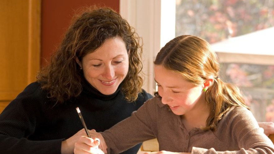 אמא עובדת או לא?